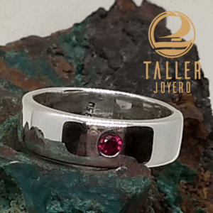 Anillo ancho de plata y circón